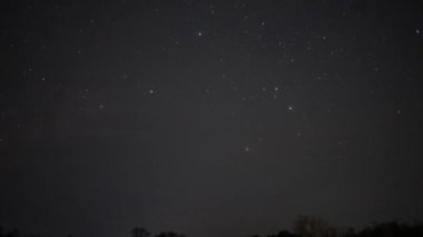 Güneşin doğuşunda bulutlu yıldızlı gökyüzü