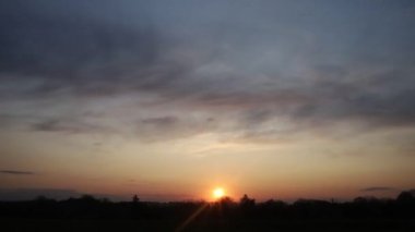 Ağaçların arka planında çok güzel turuncu bir gün doğumu