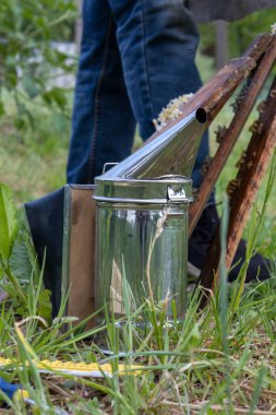 Arıları çimlere sürmek için baca..