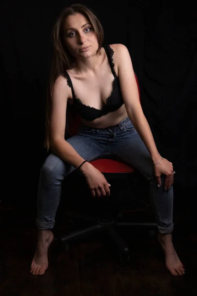 Krásná Mladá Dívka Bílé Košili Džíny Černém Pozadí — Stock fotografie