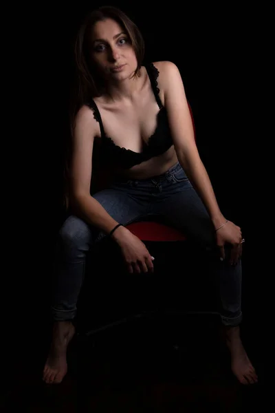 Krásná Mladá Dívka Bílé Košili Džíny Černém Pozadí — Stock fotografie