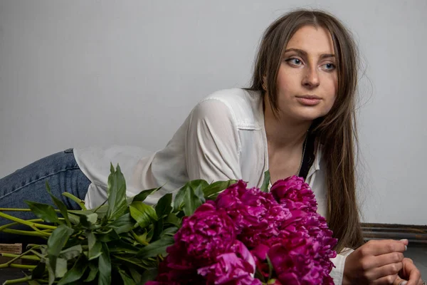 Mooi Jong Meisje Met Rode Bloemen Een Witte Achtergrond — Stockfoto