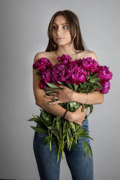 Krásná Mladá Dívka Květinami — Stock fotografie
