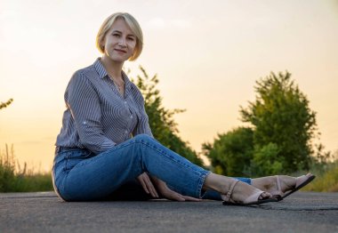 Yoldaki kot pantolonlu güzel kız..