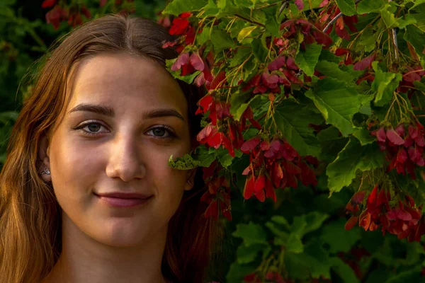 Porträt Eines Mädchens Auf Rotem Laub — Stockfoto