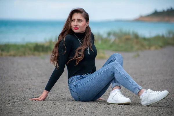 Mooi Jong Meisje Jeans Achtergrond Van Zee — Stockfoto
