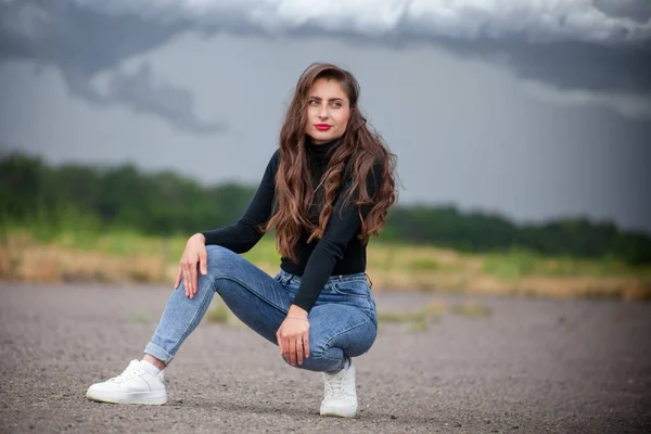 Mooi Jong Meisje Jeans Achtergrond Van Storm Wolken — Stockfoto