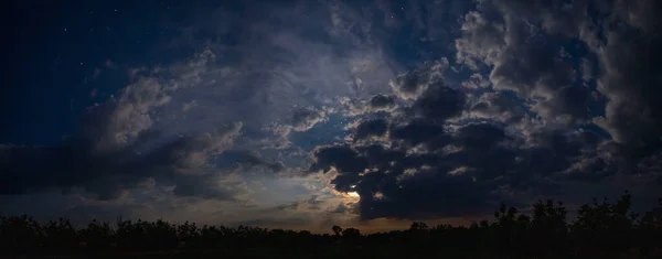 Πανόραμα Του Νυχτερινού Ουρανού Σύννεφα Και Αστέρια — Φωτογραφία Αρχείου