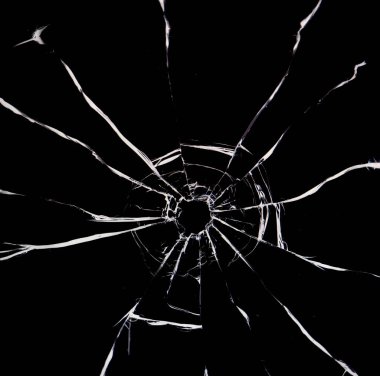 Kırık cam dokusu. Siyah arkaplanda bir toptan delik