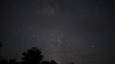 Samanyolu ile gökyüzünün 4k zaman dilimi.