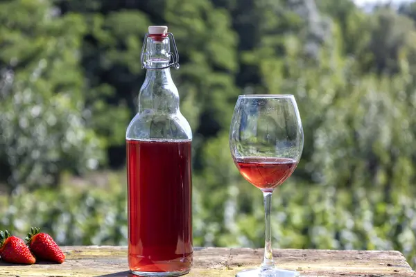 Κρασί Ποτήρι Και Μπουκάλι Στο Φόντο Του Ηλιοβασιλέματος — Φωτογραφία Αρχείου