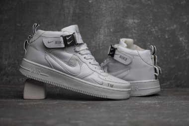 Kyiv, Ukrayna - 5 Eylül 2023: Nike Hava Kuvvetleri beyaz spor ayakkabı ürünleri açık gri arka planda izole edildi