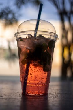 Barda çilekli mojito. Bulanık arkaplan.