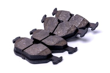 Araba fren pedleri beyazda izole edilmiş..