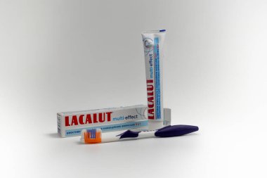 Kyiv Ukrayna 29 Ağustos 2023. Lacalut diş macunu beyaza izole edildi