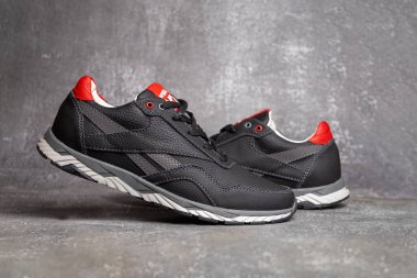 Deri siyah erkek ayakkabıları. Erkek spor ayakkabıları. Modaya uygun spor ayakkabılar.