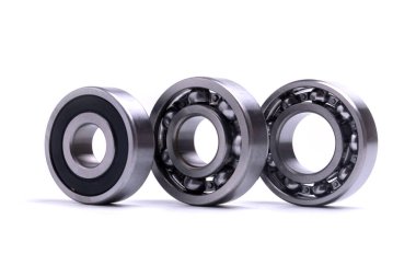 beyaz zemin üzerinde bilye.