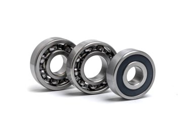 beyaz zemin üzerinde bilye.