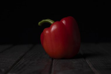 Siyah arkaplanda kırmızı biber.