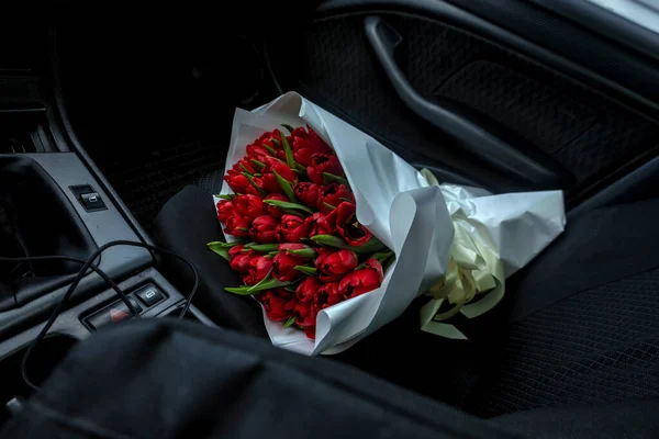 Букет Червоних Тюльпанів Машині Стокове Фото