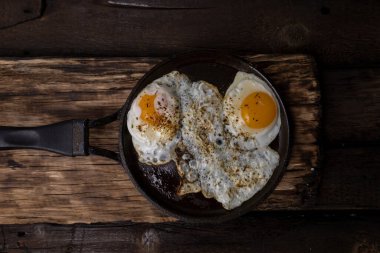 Tavada kızarmış yumurta..