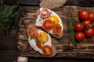 Kızarmış yumurta ve taze sebzeli sandviç.