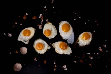 Siyah arka planda kabuklu sahanda yumurta.