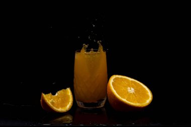 Siyah üzerine portakal suyu damlatıyor..