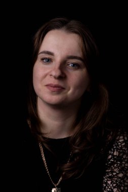 Siyah arka planda güzel bir kızın portresi..