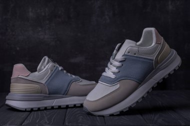 Ahşap arka planda açık renk kadın ayakkabıları..