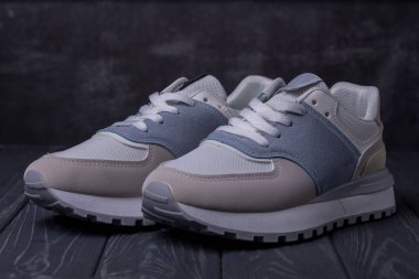 Ahşap arka planda açık renk kadın ayakkabıları..