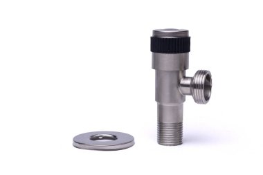 Köşedeki musluk beyaza izole edilmiş..