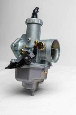 Motosiklet için yeni karbüratör beyazda izole edildi