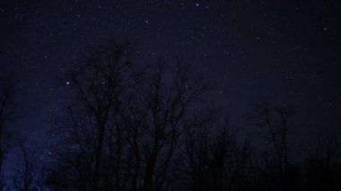 Bulutlu gece gökyüzünde ayın hareketinin güzel sinematik hızlandırılmış fotoğrafı.
