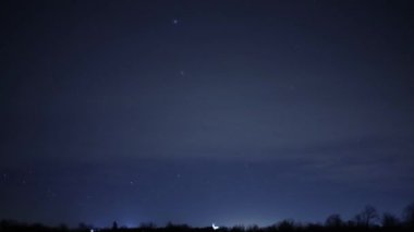 Bulutlu gece gökyüzünde ayın hareketinin güzel sinematik hızlandırılmış fotoğrafı.
