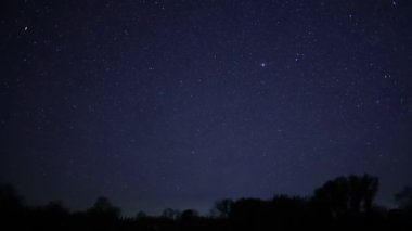 Bulutlu gece gökyüzünde ayın hareketinin güzel sinematik hızlandırılmış fotoğrafı.