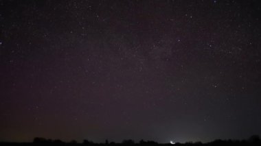 Bulutlu gece gökyüzünde ayın hareketinin güzel sinematik hızlandırılmış fotoğrafı.