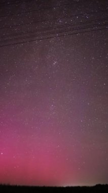 Gece gökyüzünde kırmızı aurora