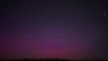 Gece gökyüzünde kırmızı aurora