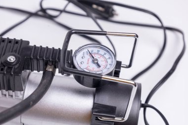 Beyaz üzerine mini kompresör.