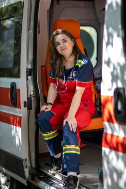 Arabanın yanında bir ambulans görevlisi var.