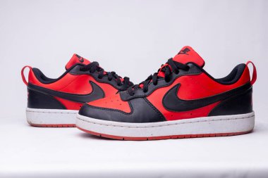 Beyaz arka planda 18.09.2024 Kyiv, Ukrayna Red Nike spor ayakkabıları