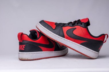 Beyaz arka planda 18.09.2024 Kyiv, Ukrayna Red Nike spor ayakkabıları