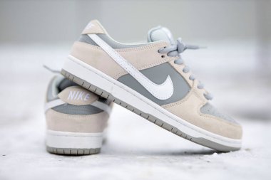 Şık bir çift Nike Smaç düşük retro spor ayakkabısı karlı bir yüzey üzerinde dengeleniyor