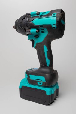 Şeffaf arkaplanda izole edilmiş pil paketli profesyonel çarpma anahtarı, kırpma yolu dahil