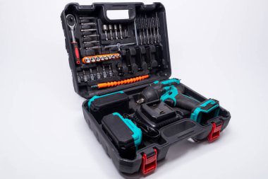 Kablosuz etki anahtarı, piller, şarj aleti ve bir alet kutusunda düzenlenmiş çeşitli araçlar, bakım veya diy projeleri için hazır