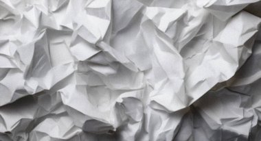 Buruşmuş beyaz kağıt tasarım projeleri için dokulu bir arkaplan oluşturur