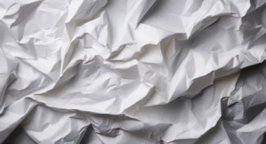 Buruşmuş beyaz kağıt tasarım projeleri için dokulu bir arkaplan oluşturur