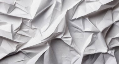 Buruşmuş beyaz kağıt tasarım projeleri için dokulu bir arkaplan oluşturur