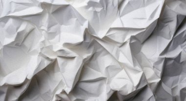 Buruşmuş beyaz kağıt tasarım projeleri için dokulu bir arkaplan oluşturur